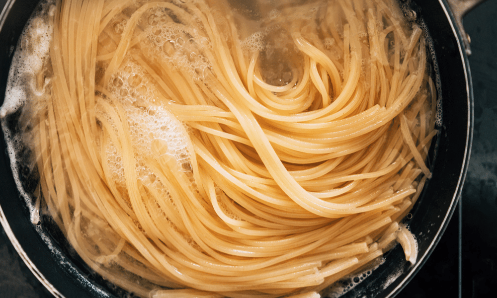Vrai ou faux : un filet d'huile d'olive dans l'eau de cuisson empêche les pâtes de coller.