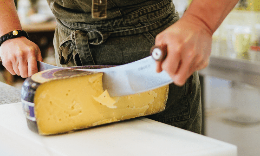 Vrai ou faux : vous pouvez manger du vieux fromage si vous êtes intolérant au lactose. 