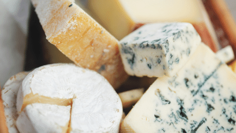 Vrai ou faux : il vaut mieux ne pas manger de croûtes de fromage