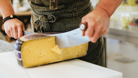 Vrai ou faux : vous pouvez manger du vieux fromage si vous êtes intolérant au lactose. 