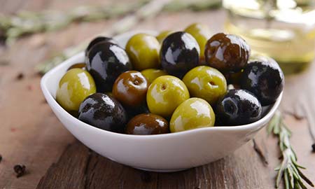 Préparez vos propres olives et tomates marinées aux herbes fraîches